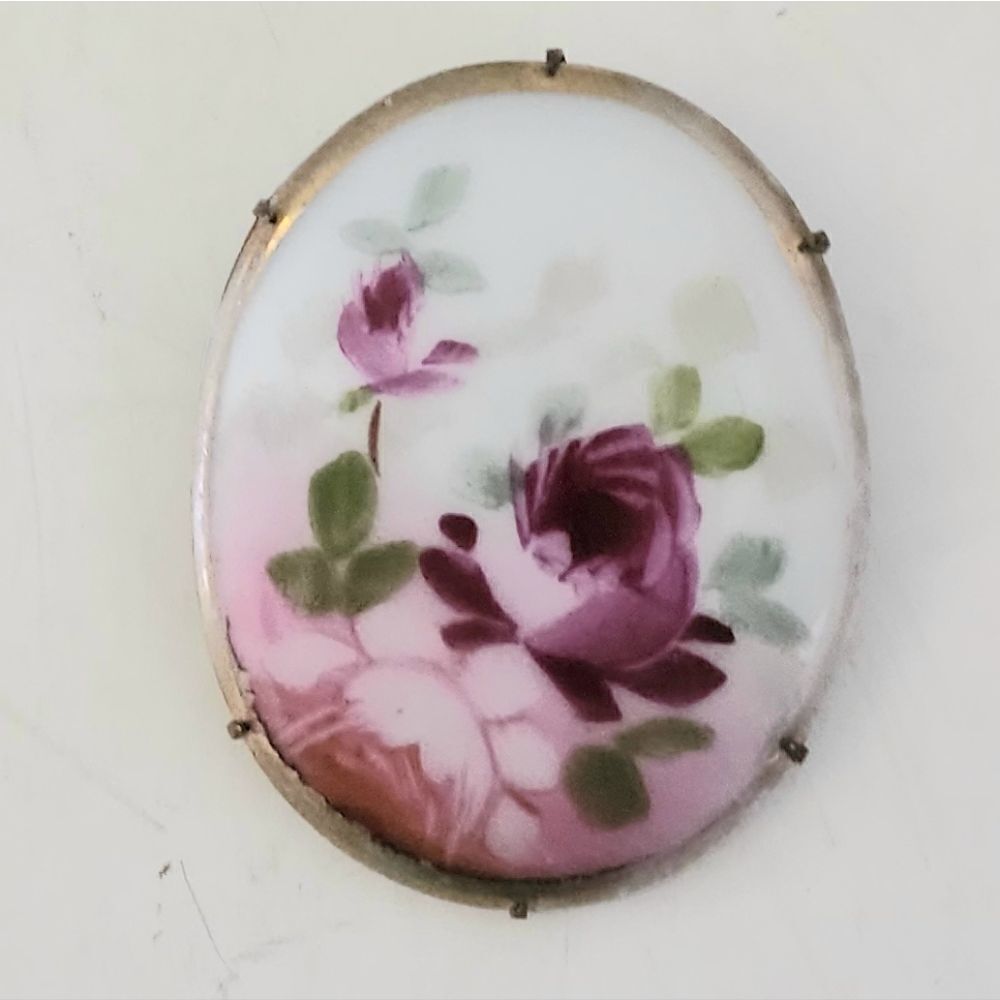 VICTORIAN HAND PAINTED ROSES ON PORCELAIN BROOCH